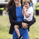 Kate Middleton con el Príncipe Jorge en brazos visitando una base aérea