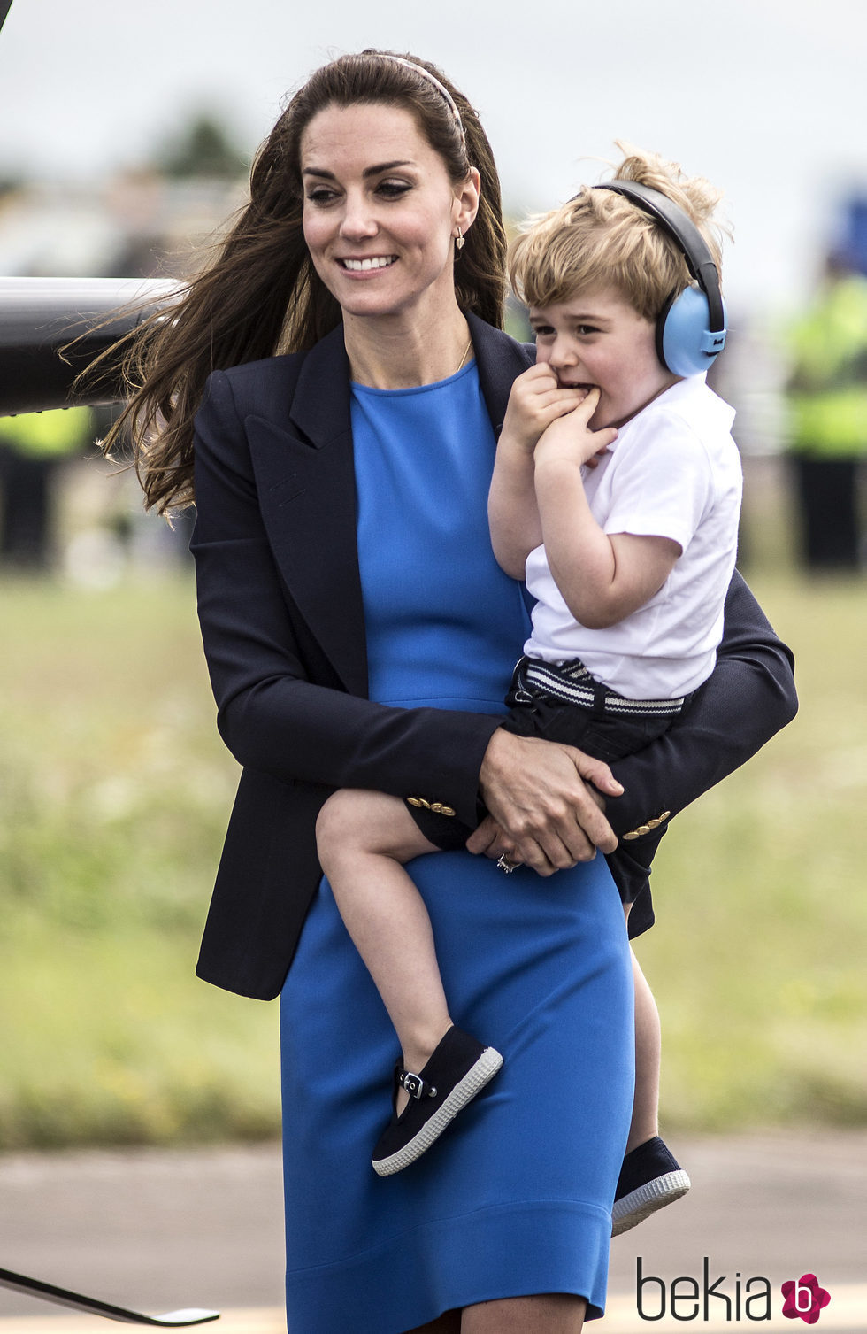 Kate Middleton con el Príncipe Jorge en brazos visitando una base aérea