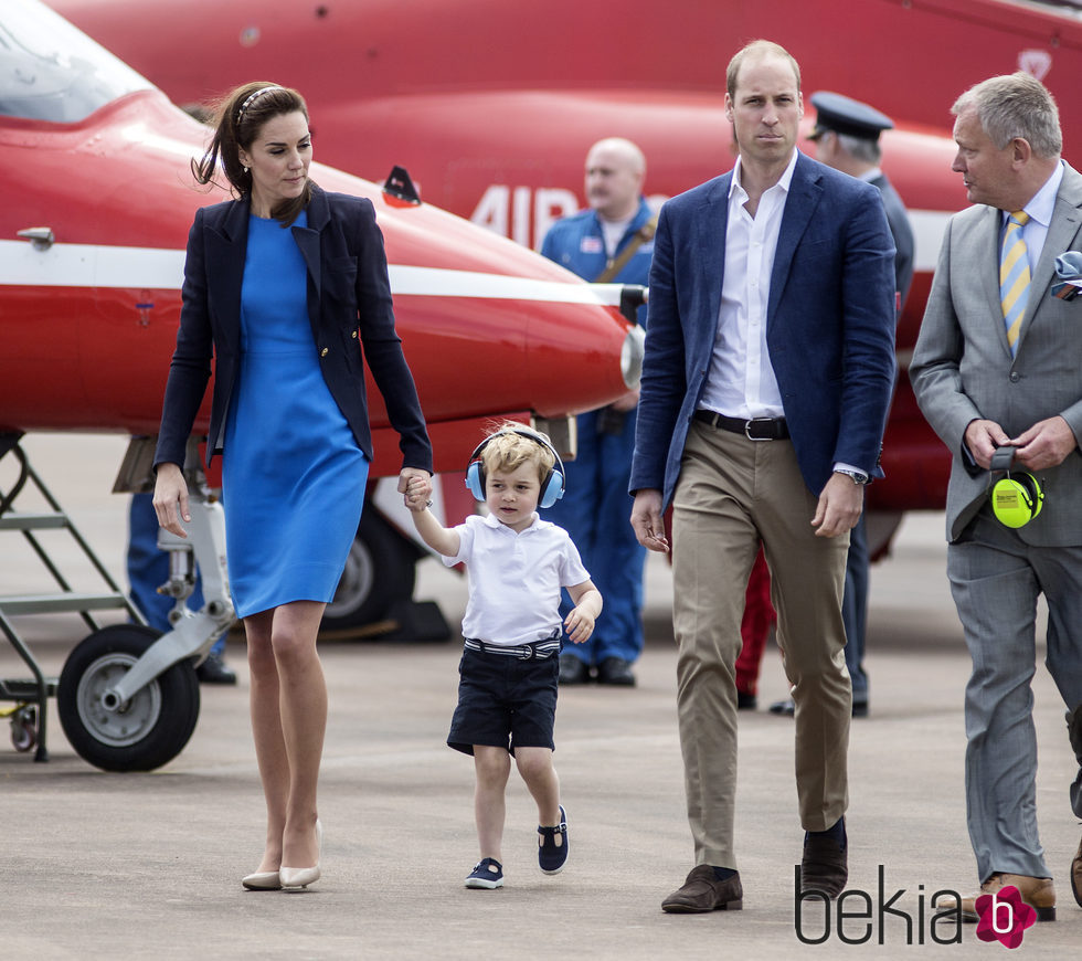 Los Duques de Cambridge visitando una base aérea con su hijo el Príncipe Jorge