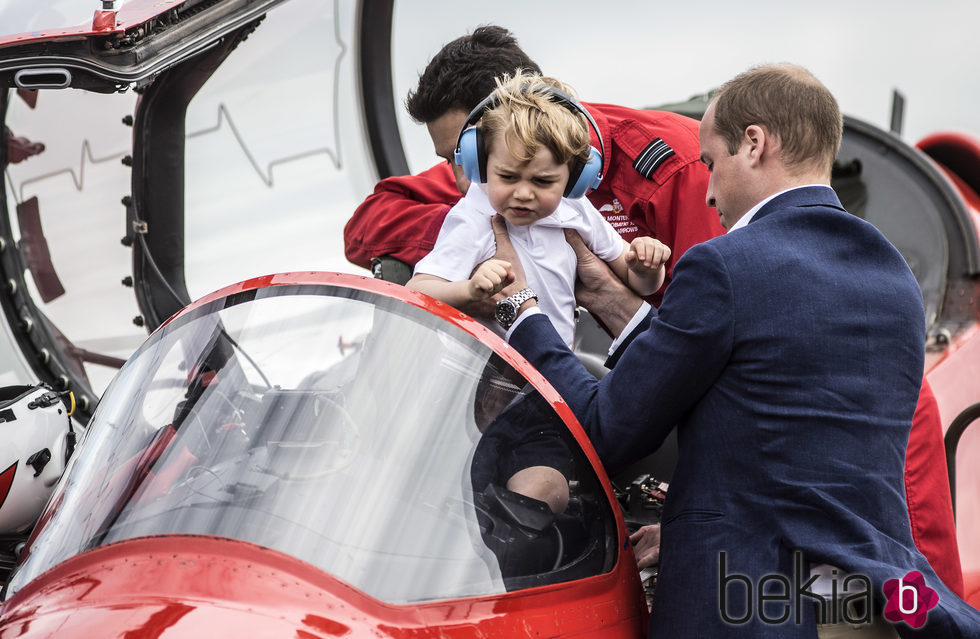 Guillermo de Inglaterra subiendo a una aeronave al Príncipe Jorge