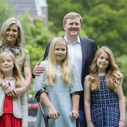 Los Reyes de Holanda con sus tres hijas en el posado de verano 2016