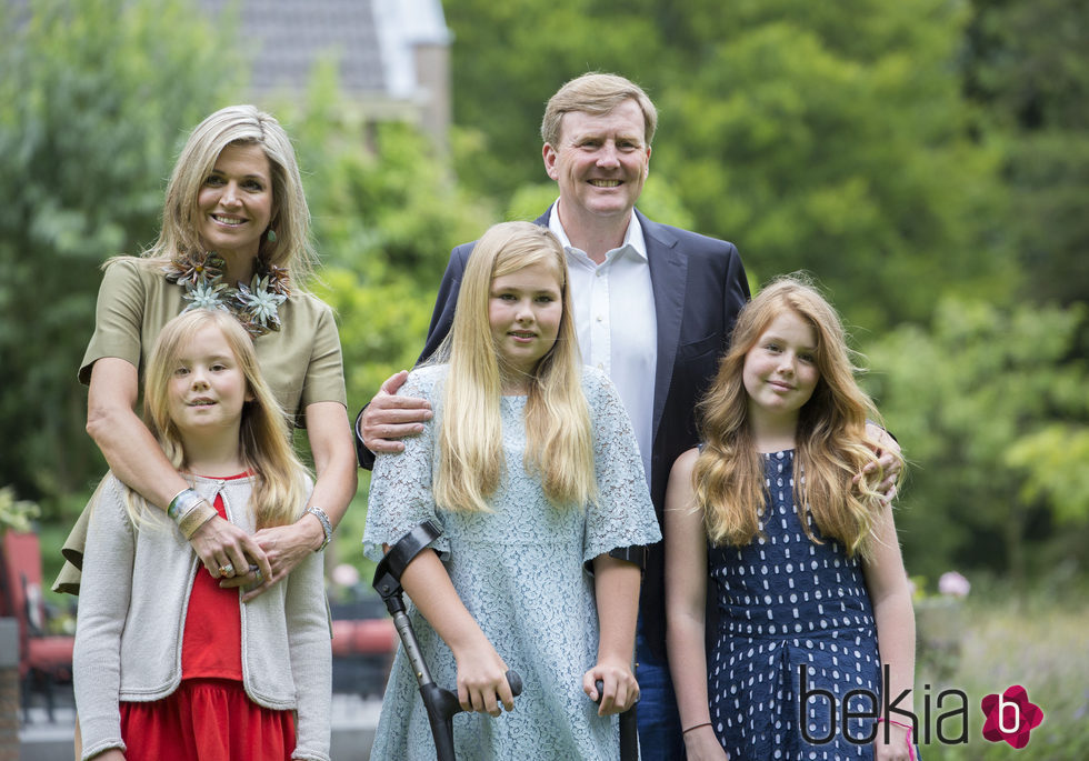 Los Reyes de Holanda con sus tres hijas en el posado de verano 2016