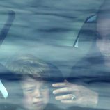Kate Middleton consolando al Príncipe Jorge tras visitar una base aérea