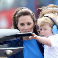 Jorge de Cambridge tocando un helicóptero en brazos de su madre Kate Middleton