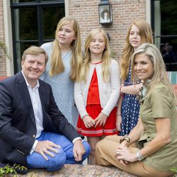 Los Reyes de Holanda con pose simpática junto a sus tres hijas