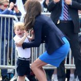 Kate Middleton cogiendo al Príncipe Jorge durante su visita a una base aérea