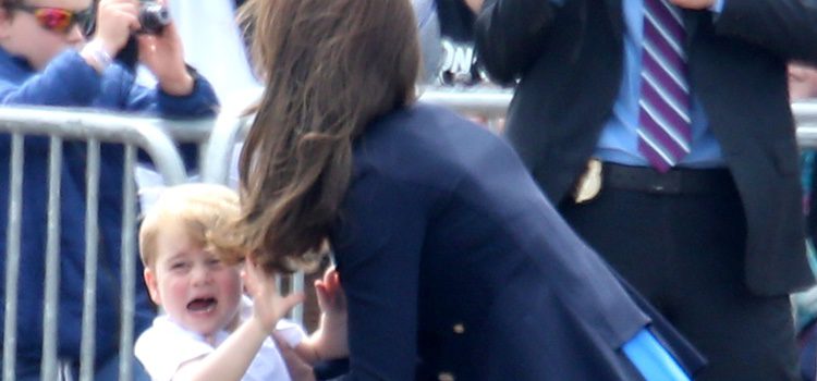 Kate Middleton cogiendo al Príncipe Jorge durante su visita a una base aérea