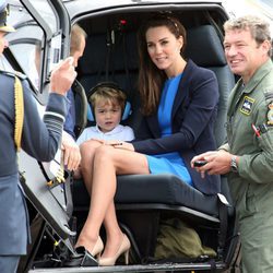 Kate Middleton con el Príncipe Jorge en un helicóptero durante su visita a una base aérea