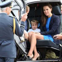 Kate Middleton con el Príncipe Jorge en un helicóptero durante su visita a una base aérea
