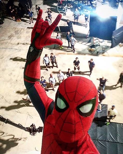 Tom Holland vestido del superhéroe Spiderman