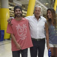 Lara Álvarez con sus padres y su hermano a su vuelta a España tras 'Supervivientes 2016'