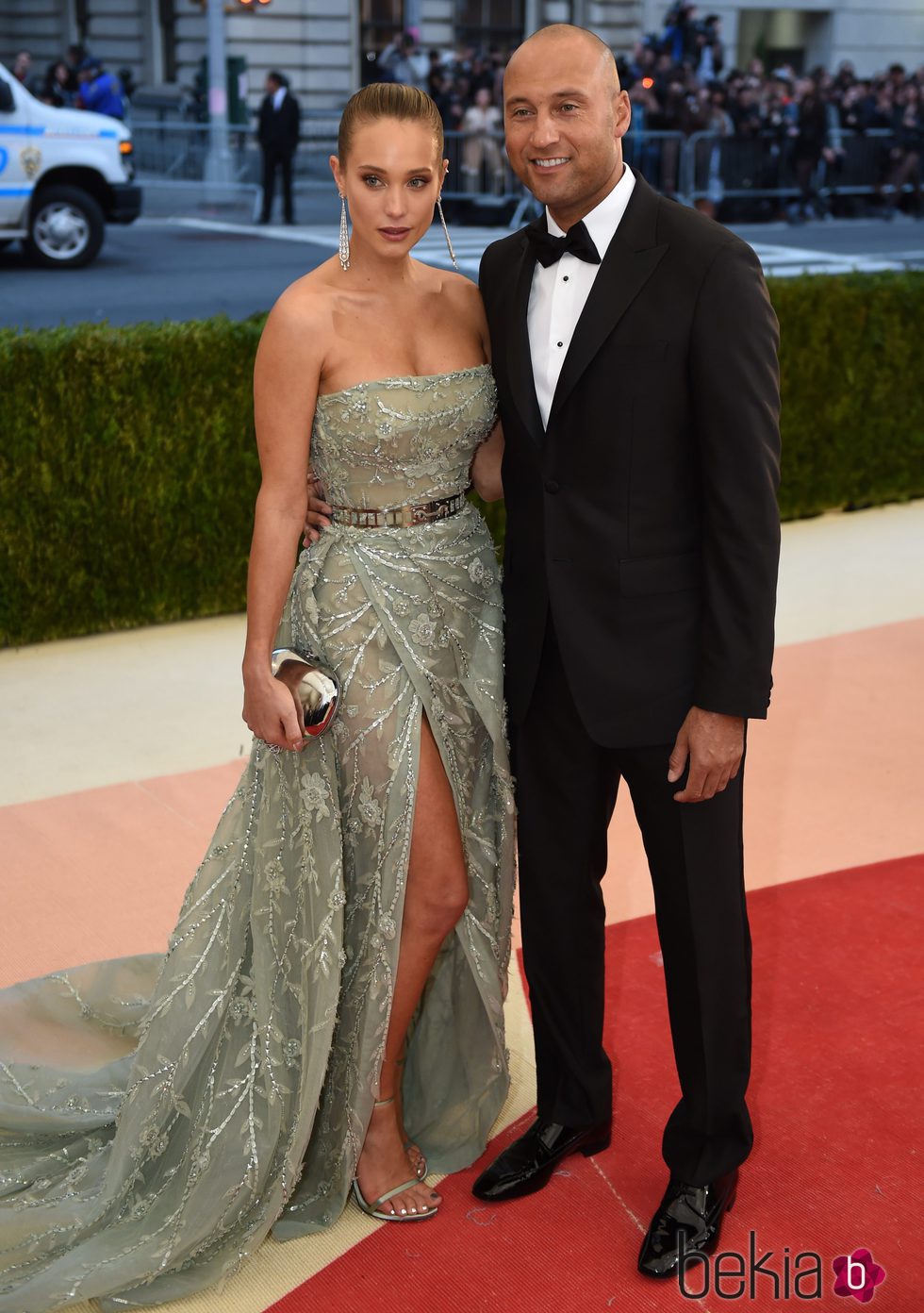 Hannah Davis y Derek Jeter durante un acto benéfico en el teatro de arte Metropolitano