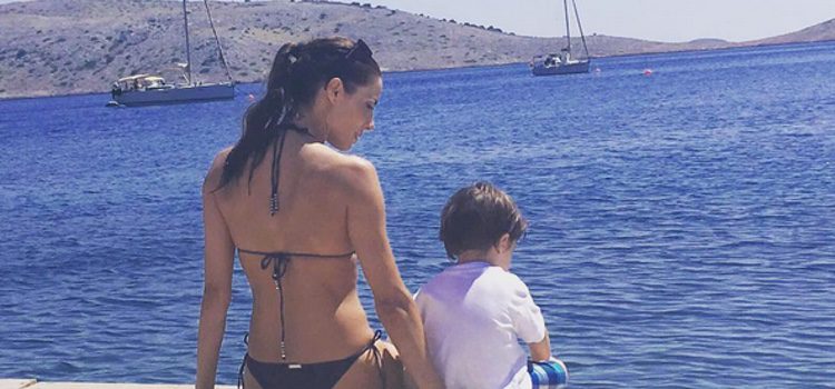 Pilar Rubio con su hijo Sergio frente al mar de Croacia
