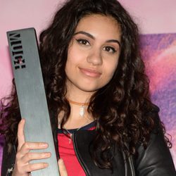Alessia Cara posa con el premio recibido en los iHeartRADIO MuchMusic Video