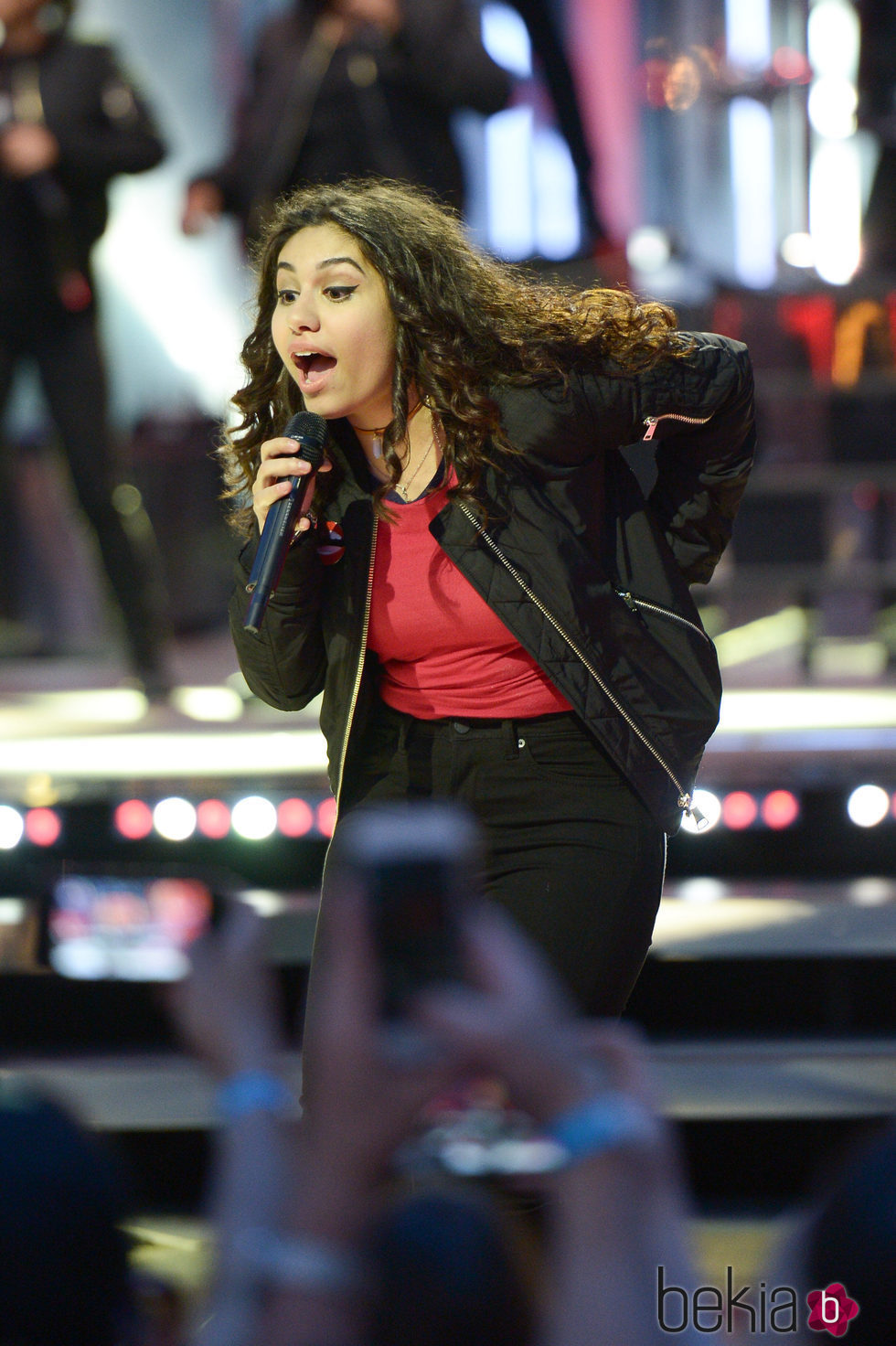 Alessia Cara actuando durante los premios iHeartRADIO MuchMusic Video