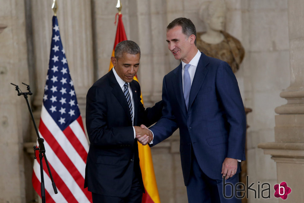Barack Obama y el Rey Felipe saludándose en el Palacio Real de Madrid
