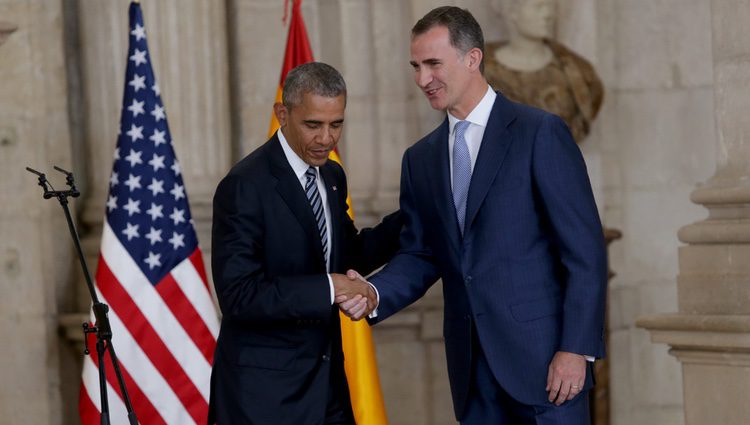 Barack Obama y el Rey Felipe saludándose en el Palacio Real de Madrid