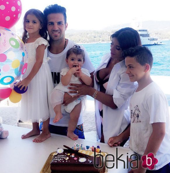 Capri celebrando su primer cumpleaños en Ibiza con Cesc Fábregas, Daniella Semaan y sus hermanos Lia y Joseph