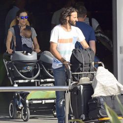 Raquel Sánchez Silva y Matías Dumont con sus mellizos a su llegada a Ibiza