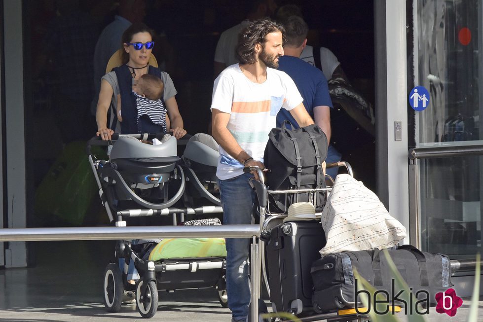 Raquel Sánchez Silva y Matías Dumont con sus mellizos a su llegada a Ibiza