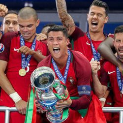 Cristiano Ronaldo levantando la copa de la Eurocopa 2016