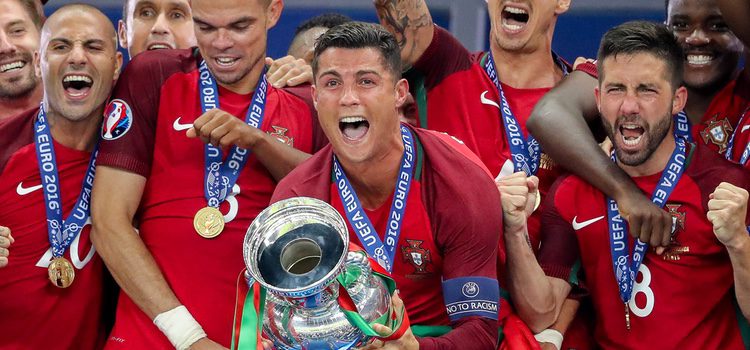 Cristiano Ronaldo levantando la copa de la Eurocopa 2016