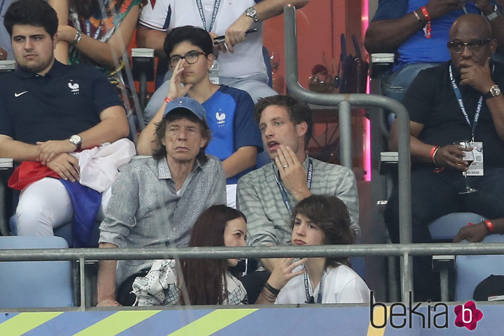 Mick Jagger con sus hijos James y Lucas en la final de la Eurocopa 2016
