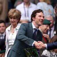 Bradley Cooper saludando a Benedict Cumberbatch en la final de Wimbledon 2016