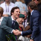 Bradley Cooper saludando a Benedict Cumberbatch en la final de Wimbledon 2016