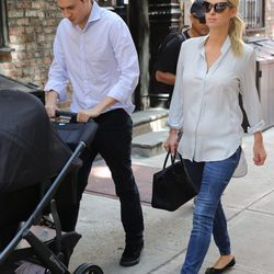 Nicky Hilton junto a James Rothschild y a su hija Lily Grace dando un paseo