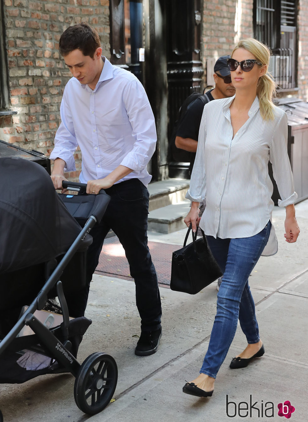 Nicky Hilton junto a James Rothschild y a su hija Lily Grace dando un paseo