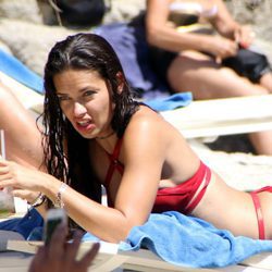 Adriana Lima disfrutando de sus vacaciones por Grecia