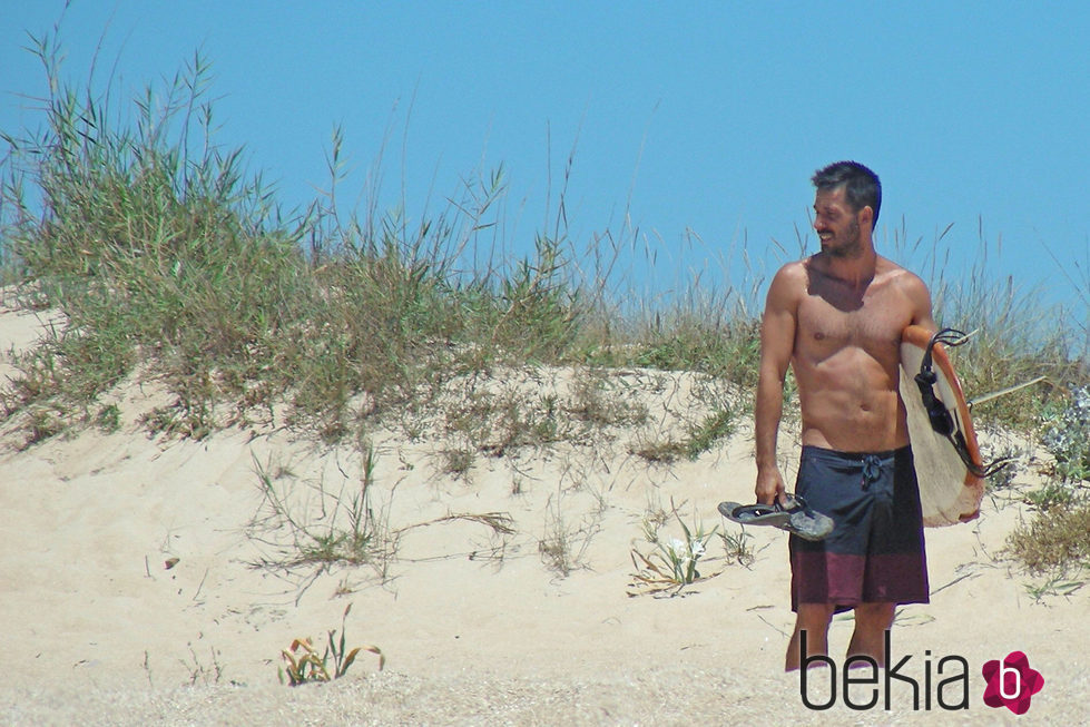 Hugo Silva con el torso desnudo entre dunas en Cádiz