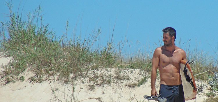 Hugo Silva con el torso desnudo entre dunas en Cádiz