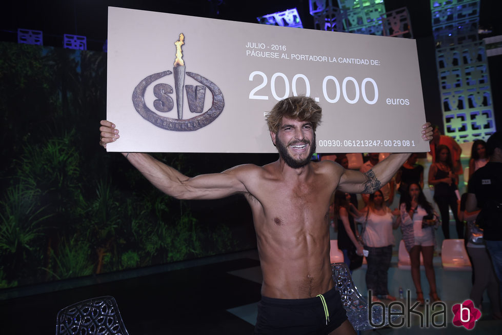 Jorge Díaz celebrando su victoria como ganador en 'Supervivientes'