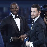 Los jugadores de baloncesto LeBron James y Kevin Love en los premios ESPY 2016