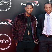 Usher y el boxeador profesional Sugar Ray Leonard en los premios ESPY 2016