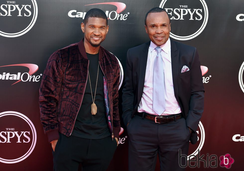 Usher y el boxeador profesional Sugar Ray Leonard en los premios ESPY 2016