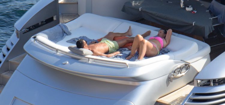 Cristiano Ronaldo con su madre Dolores Aveiro tomando el sol en un yate en Ibiza