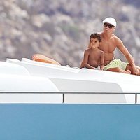 Cristiano Ronaldo con su hijo Cristiano Ronaldo Jr tomando el sol en un yate en Ibiza