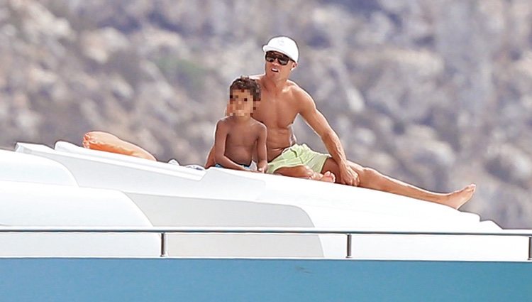 Cristiano Ronaldo con su hijo Cristiano Ronaldo Jr tomando el sol en un yate en Ibiza