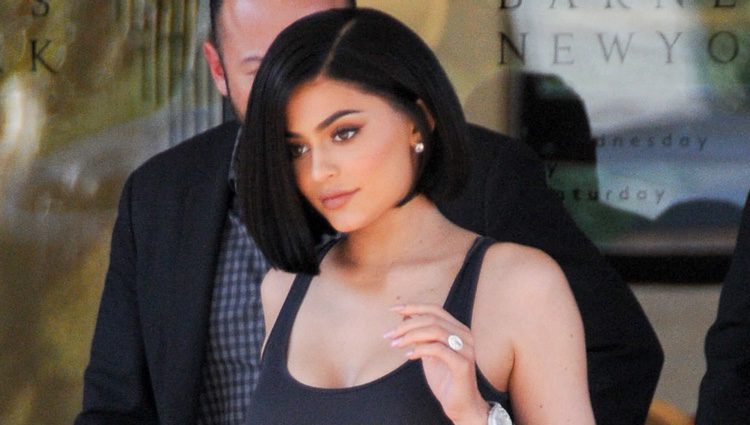 Kylie Jenner saliendo de una tienda de ropa