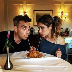 Robbie Williams cenando con su mujer Ayda Field