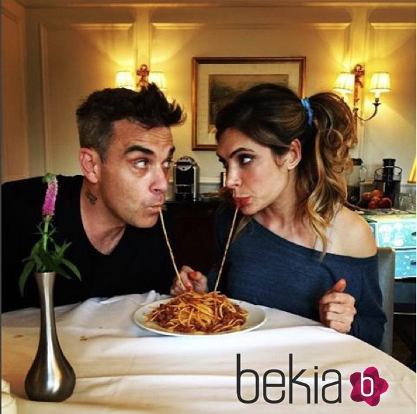Robbie Williams cenando con su mujer Ayda Field