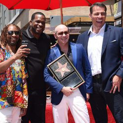 Pitbull y sus amigos en el Paseo de la Fama de Hollywood con su estrella