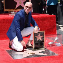 Pitbull con su estrella en el Paseo de la Fama de Hollywood