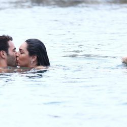 Kelly Brook y Jeremy Parisi se ponen románticos en Isquia