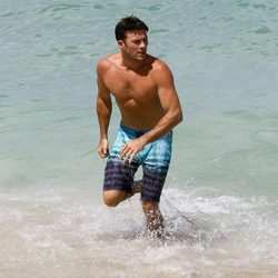 Scott Eastwood se da un baño en las aguas de Miami