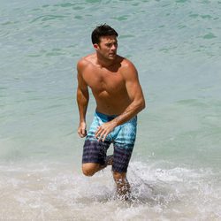 Scott Eastwood se da un baño en las aguas de Miami