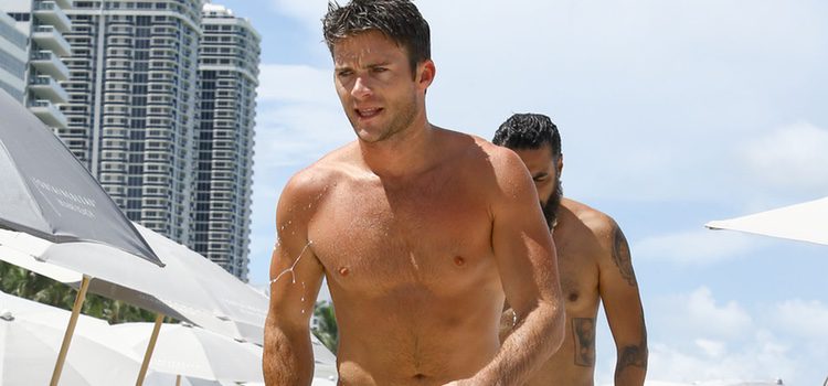 Scott Eastwood luce cuerpazo en la playa de Miami